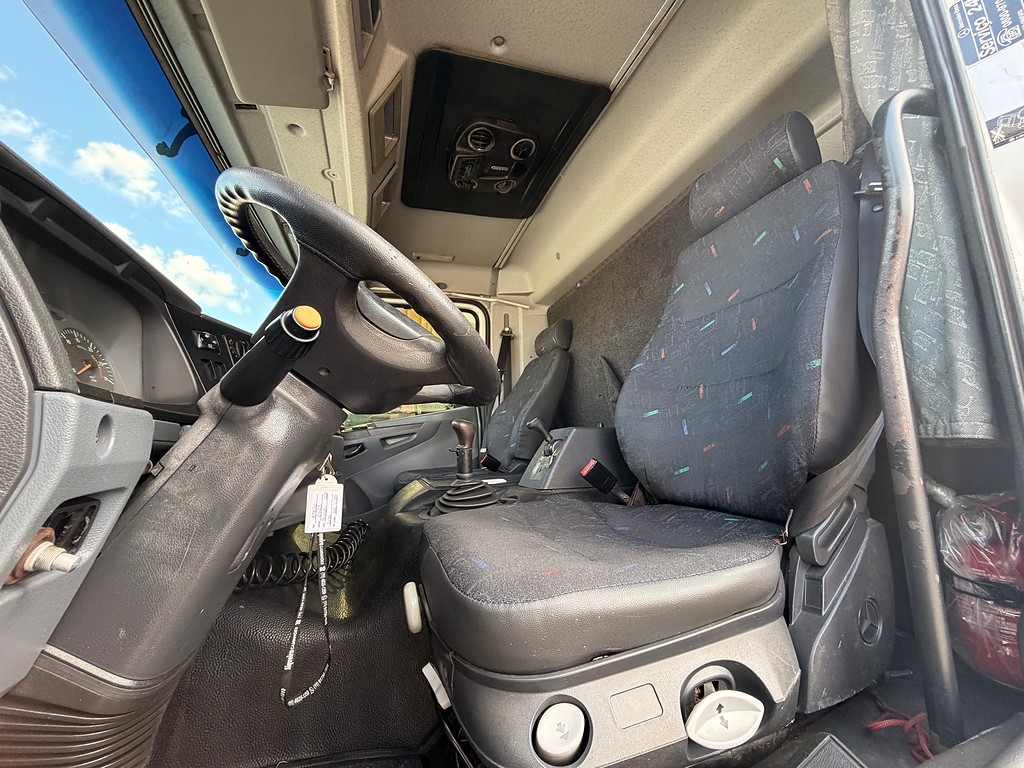 Caminhão MERCEDES BENZ MB 2425 Baú Furgão ANO 2010 de Siqueira Caminhões em São Paulo