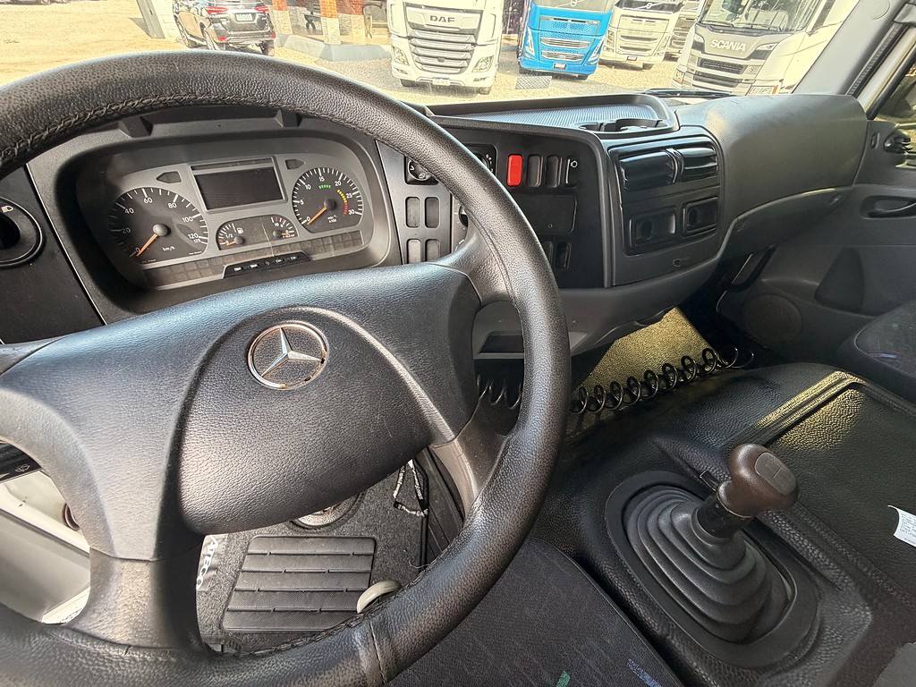 Caminhão MERCEDES BENZ MB 2425 Baú Furgão ANO 2010 de Siqueira Caminhões em São Paulo