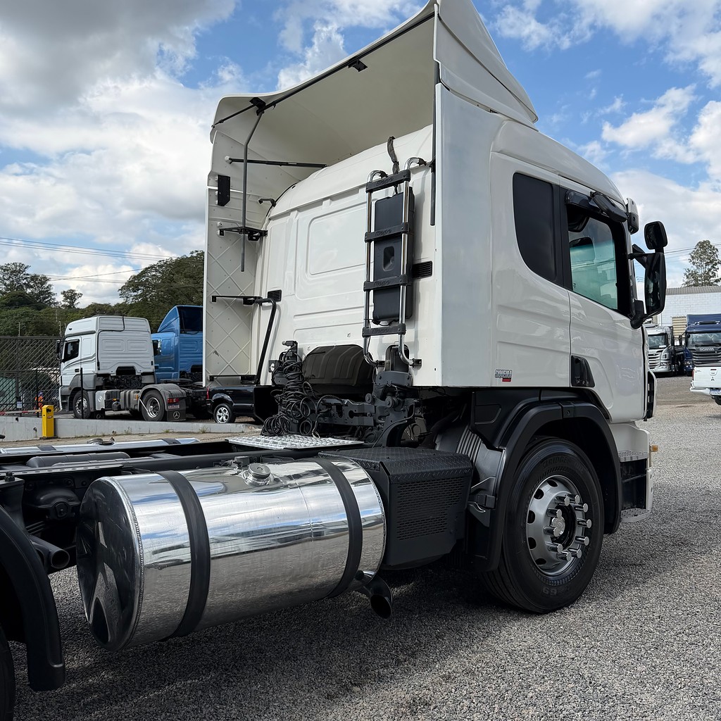Caminhão SCANIA P340 Cavalo Mecânico ANO 2010 de Siqueira Caminhões em São Paulo