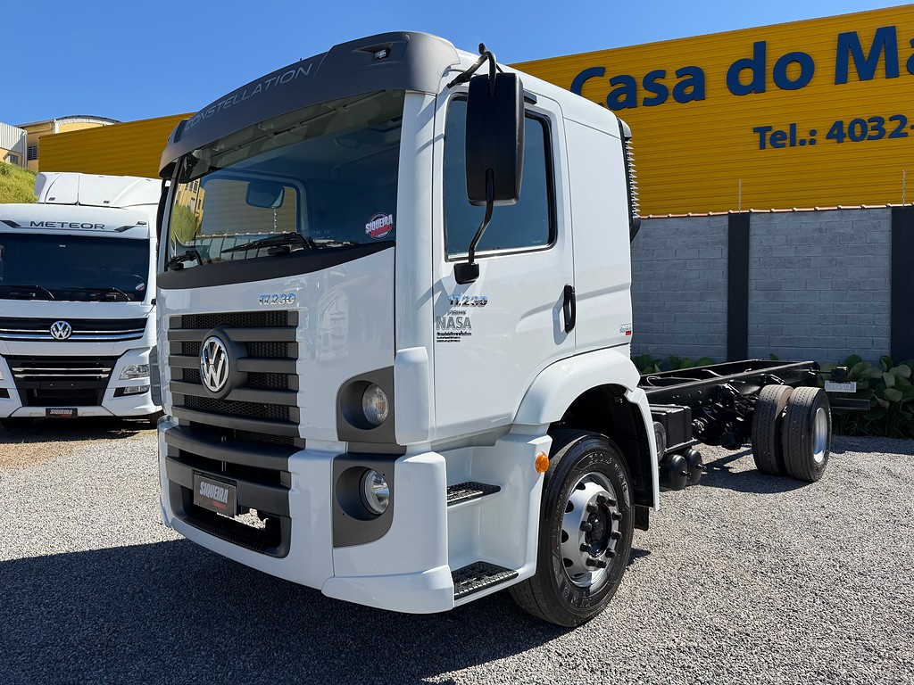 Caminhão VOLKSWAGEN VW 17230 Chassis ANO 2023 de Siqueira Caminhões em São Paulo