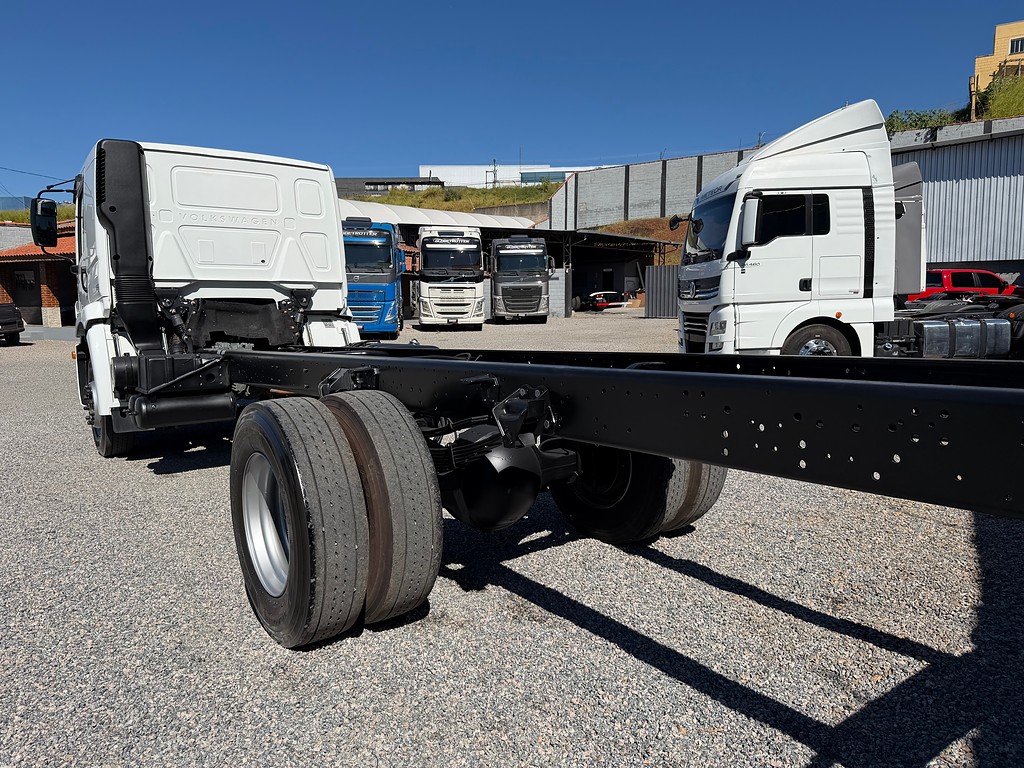 Caminhão VOLKSWAGEN VW 17230 Chassis ANO 2023 de Siqueira Caminhões em São Paulo