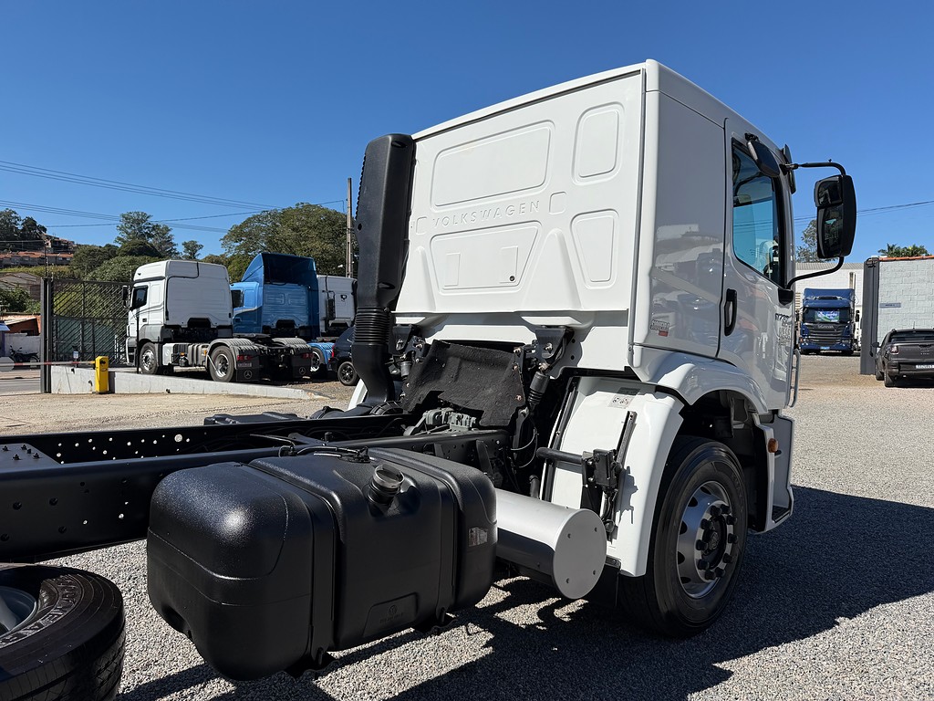Caminhão VOLKSWAGEN VW 17230 Chassis ANO 2023 de Siqueira Caminhões em São Paulo