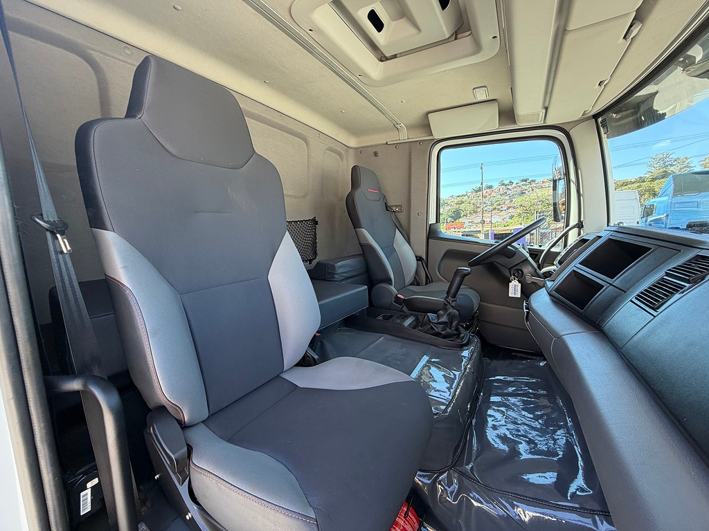 Caminhão VOLKSWAGEN VW 17230 Chassis ANO 2023 de Siqueira Caminhões em São Paulo