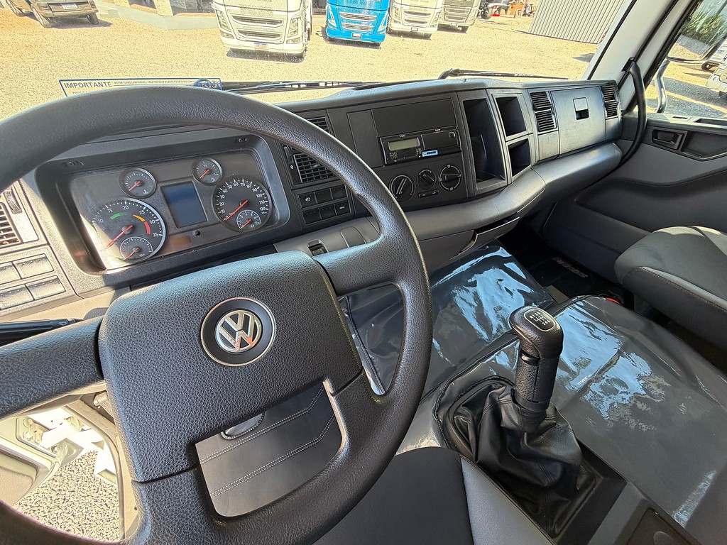 Caminhão VOLKSWAGEN VW 17230 Chassis ANO 2023 de Siqueira Caminhões em São Paulo