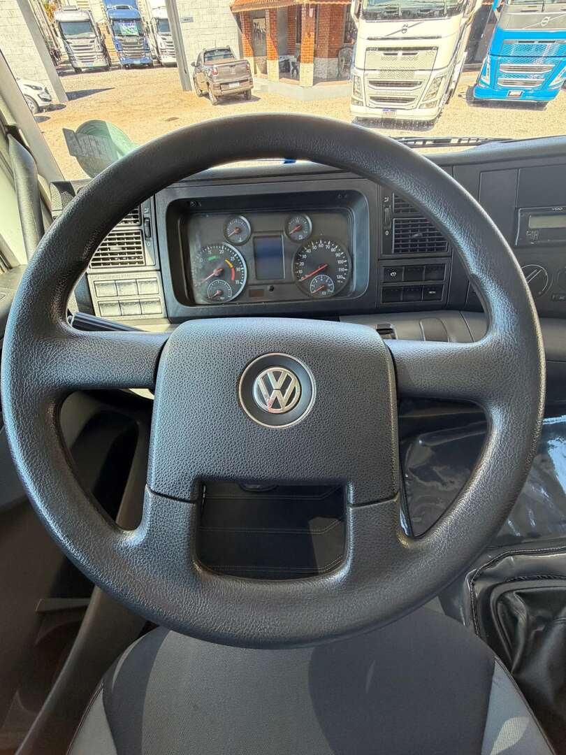 Caminhão VOLKSWAGEN VW 17230 Chassis ANO 2023 de Siqueira Caminhões em São Paulo