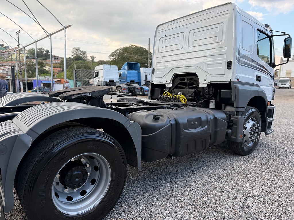 Caminhão MERCEDES BENZ MB 1933 Cavalo Mecânico ANO 2012 de Siqueira Caminhões em São Paulo