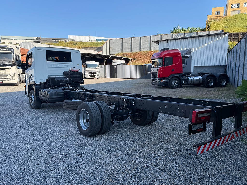 Caminhão VOLKSWAGEN VW 11180 Chassis ANO 2024 de Siqueira Caminhões em São Paulo