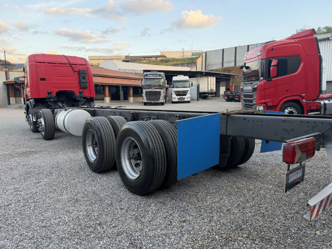 Caminhão SCANIA P310 Chassis ANO 2013 de Siqueira Caminhões em São Paulo
