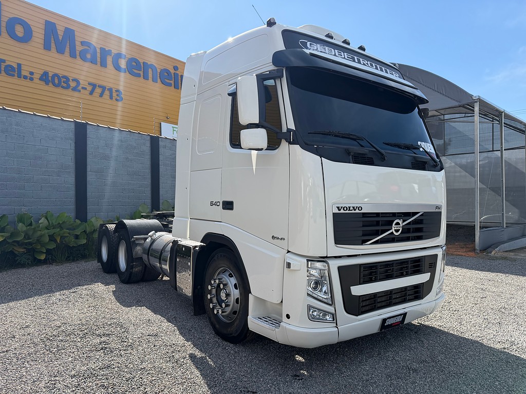 Caminhão VOLVO FH 540 Cavalo Mecânico ANO 2014 de Siqueira Caminhões em São Paulo