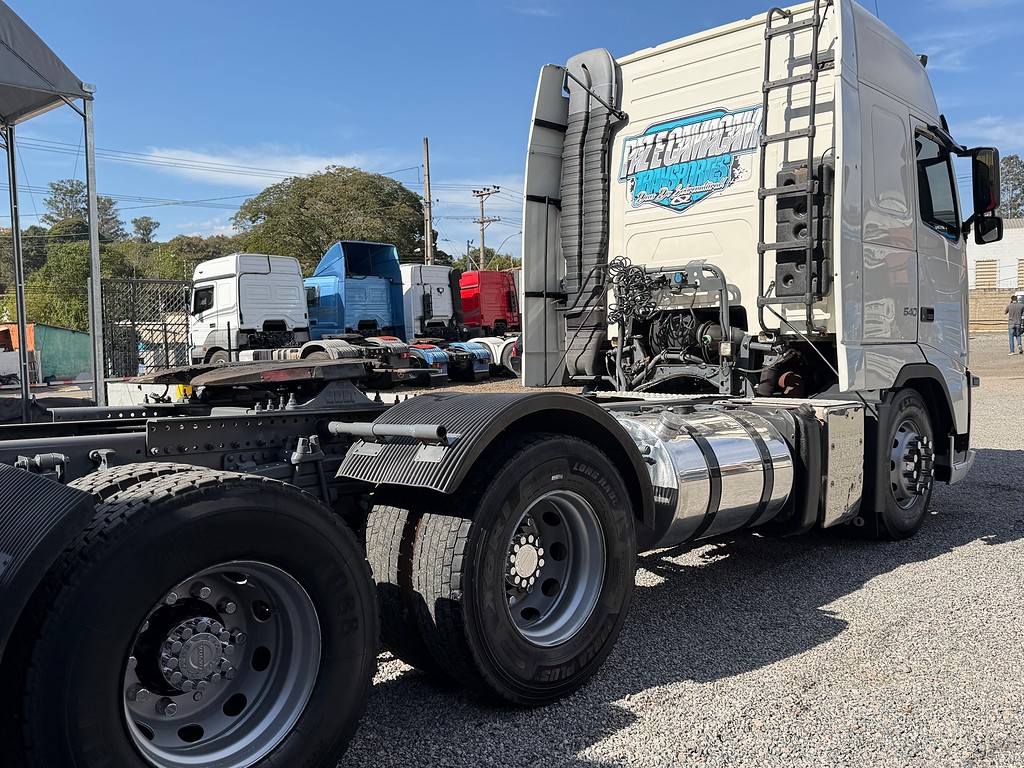Caminhão VOLVO FH 540 Cavalo Mecânico ANO 2014 de Siqueira Caminhões em São Paulo