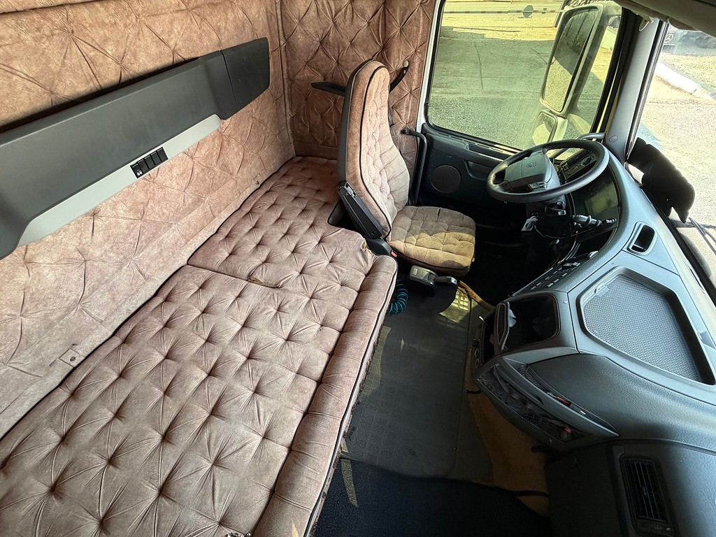 Caminhão VOLVO FH 540 Cavalo Mecânico ANO 2014 de Siqueira Caminhões em São Paulo