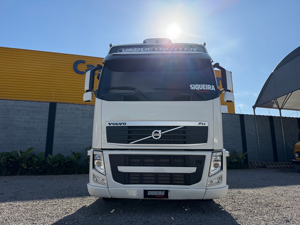 Caminhão VOLVO FH 540 Cavalo Mecânico ANO 2014 de Siqueira Caminhões em São Paulo