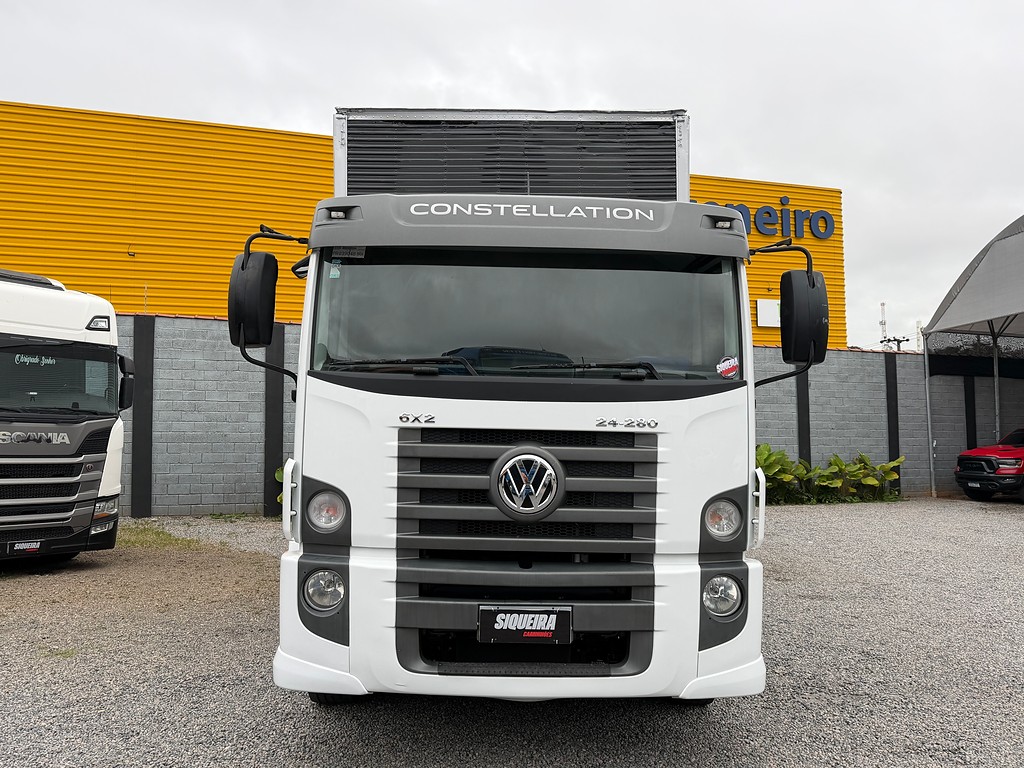 Caminhão VOLKSWAGEN VW 24280 Baú Furgão + Plataforma Elevatória ANO 2023 de Siqueira Caminhões em São Paulo