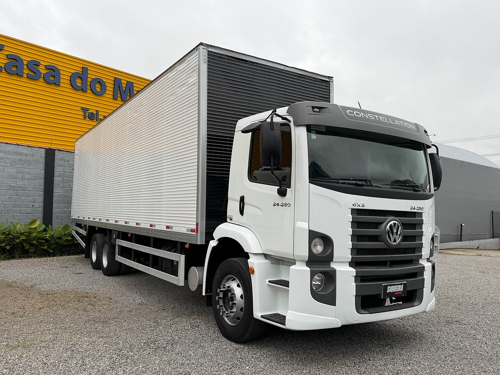 Caminhão VOLKSWAGEN VW 24280 Baú Furgão + Plataforma Elevatória ANO 2023 de Siqueira Caminhões em São Paulo