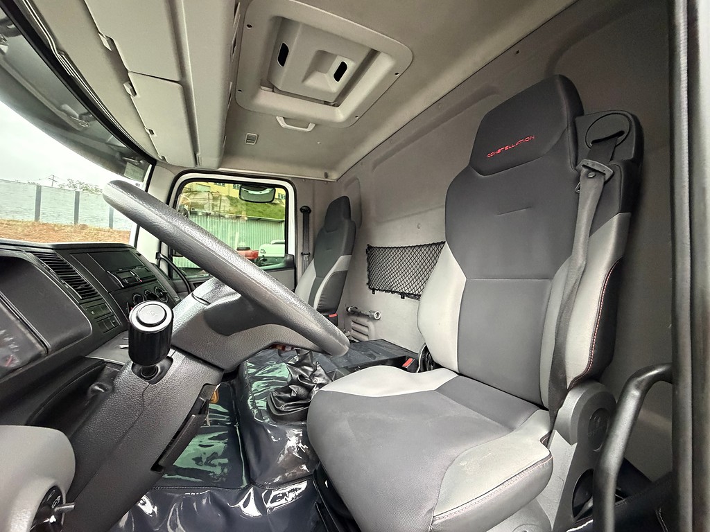 Caminhão VOLKSWAGEN VW 24280 Baú Furgão + Plataforma Elevatória ANO 2023 de Siqueira Caminhões em São Paulo