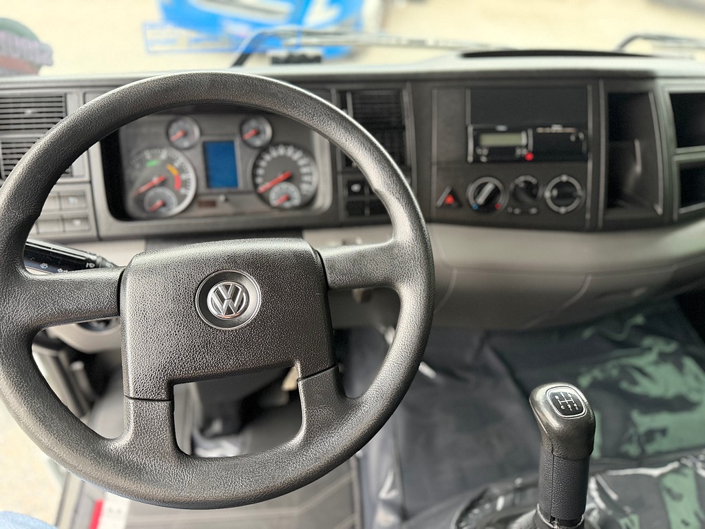 Caminhão VOLKSWAGEN VW 24280 Baú Furgão + Plataforma Elevatória ANO 2023 de Siqueira Caminhões em São Paulo