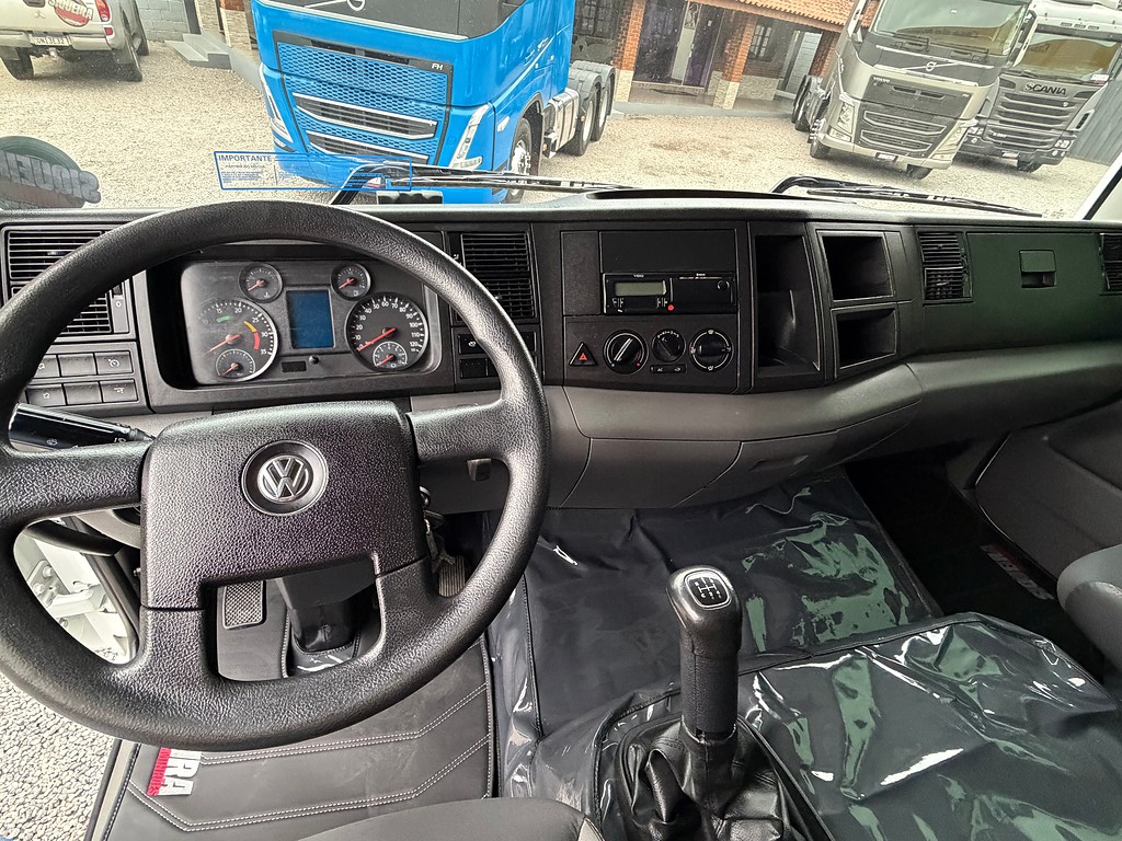 Caminhão VOLKSWAGEN VW 24280 Baú Furgão + Plataforma Elevatória ANO 2023 de Siqueira Caminhões em São Paulo
