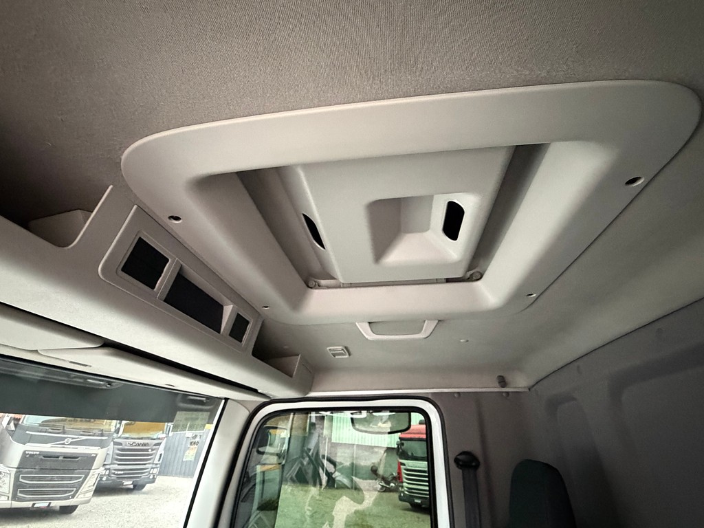 Caminhão VOLKSWAGEN VW 24280 Baú Furgão + Plataforma Elevatória ANO 2023 de Siqueira Caminhões em São Paulo