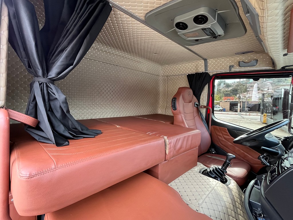 Caminhão MERCEDES BENZ MB 3026 Carga Seca ANO 2018 de Siqueira Caminhões em São Paulo