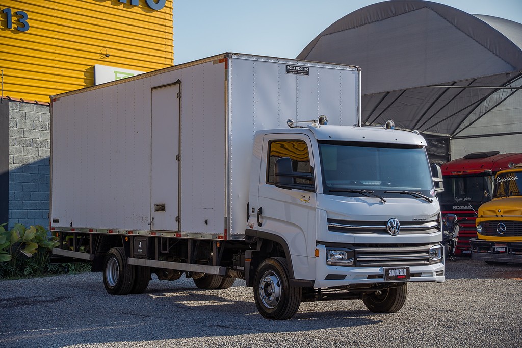 Caminhão VOLKSWAGEN VW 11180 Baú Furgão ANO 2023 de Siqueira Caminhões em São Paulo