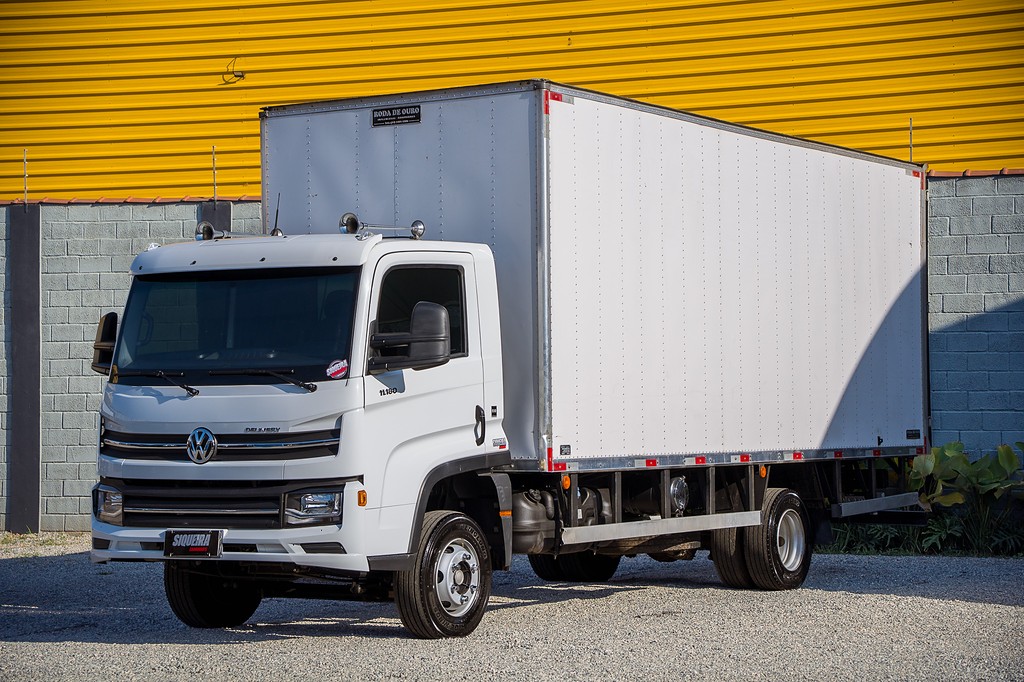 Caminhão VOLKSWAGEN VW 11180 Baú Furgão ANO 2023 de Siqueira Caminhões em São Paulo