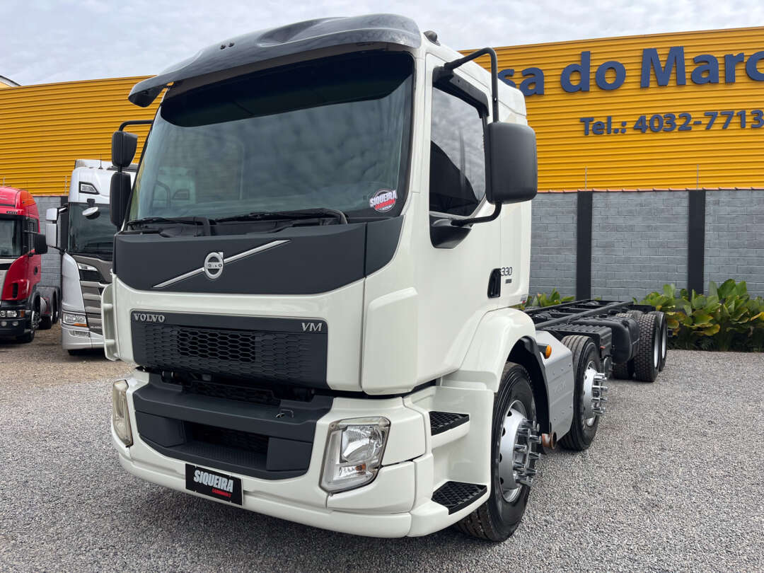 Caminhão VOLVO VM 330 Chassis ANO 2015 de Siqueira Caminhões em São Paulo