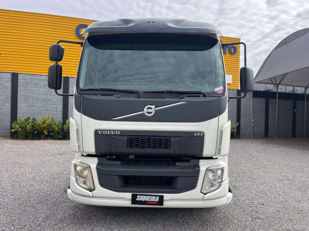 Caminhão VOLVO VM 330 Chassis ANO 2015 de Siqueira Caminhões em São Paulo