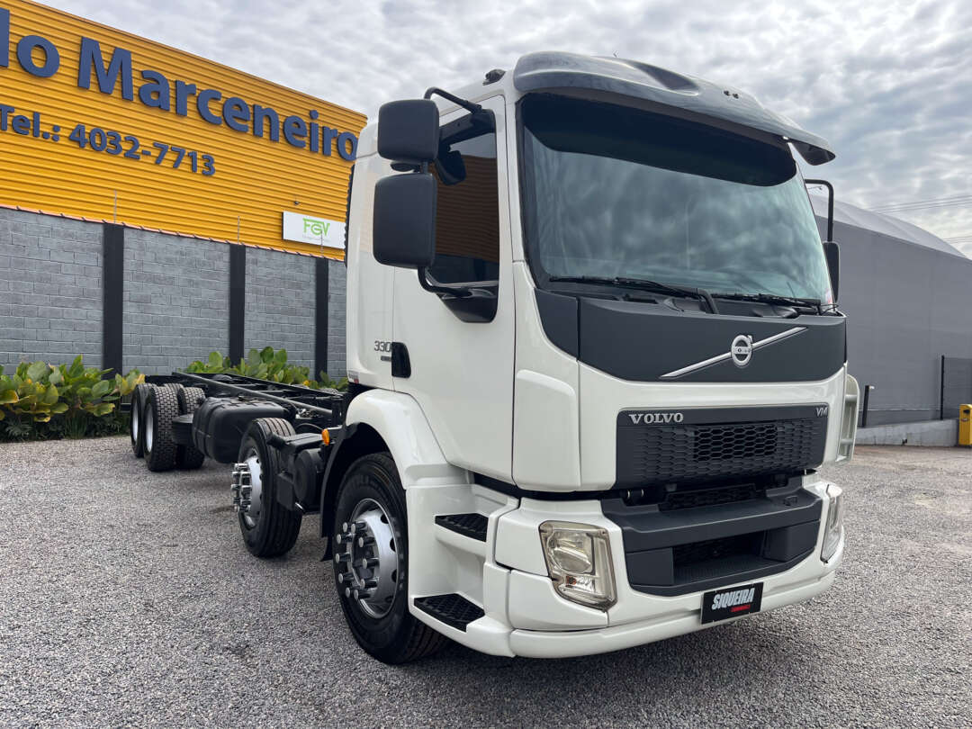 Caminhão VOLVO VM 330 Chassis ANO 2015 de Siqueira Caminhões em São Paulo
