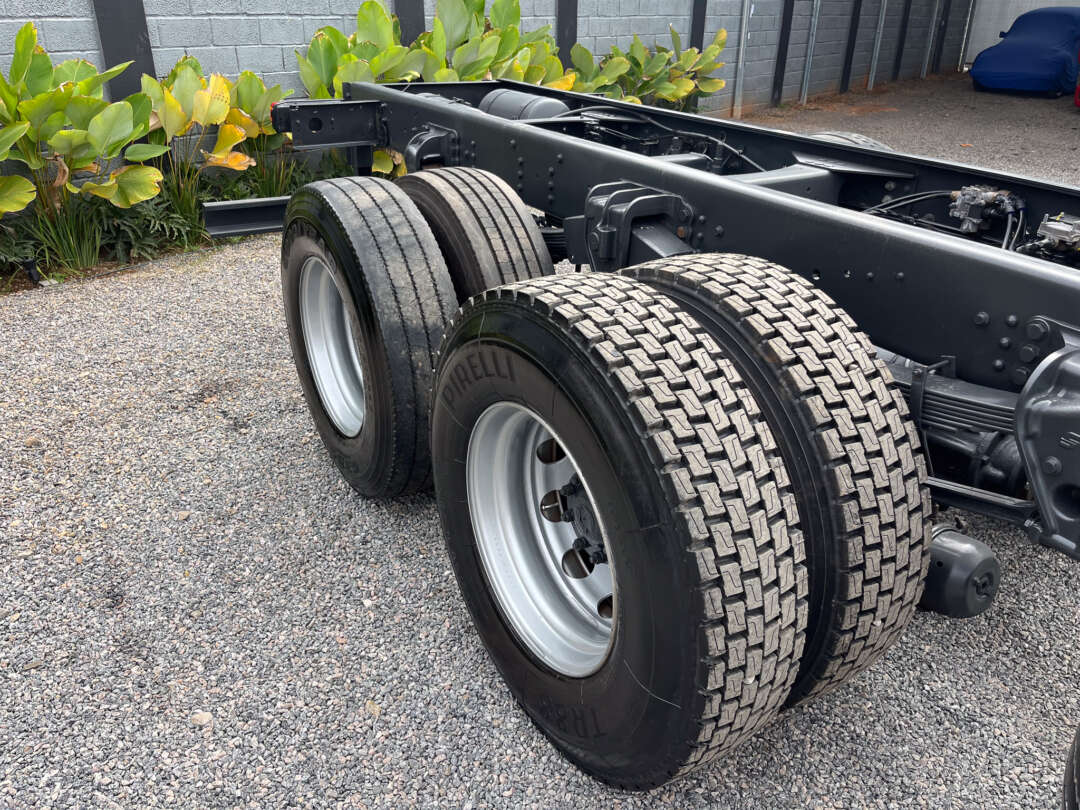 Caminhão VOLVO VM 330 Chassis ANO 2015 de Siqueira Caminhões em São Paulo
