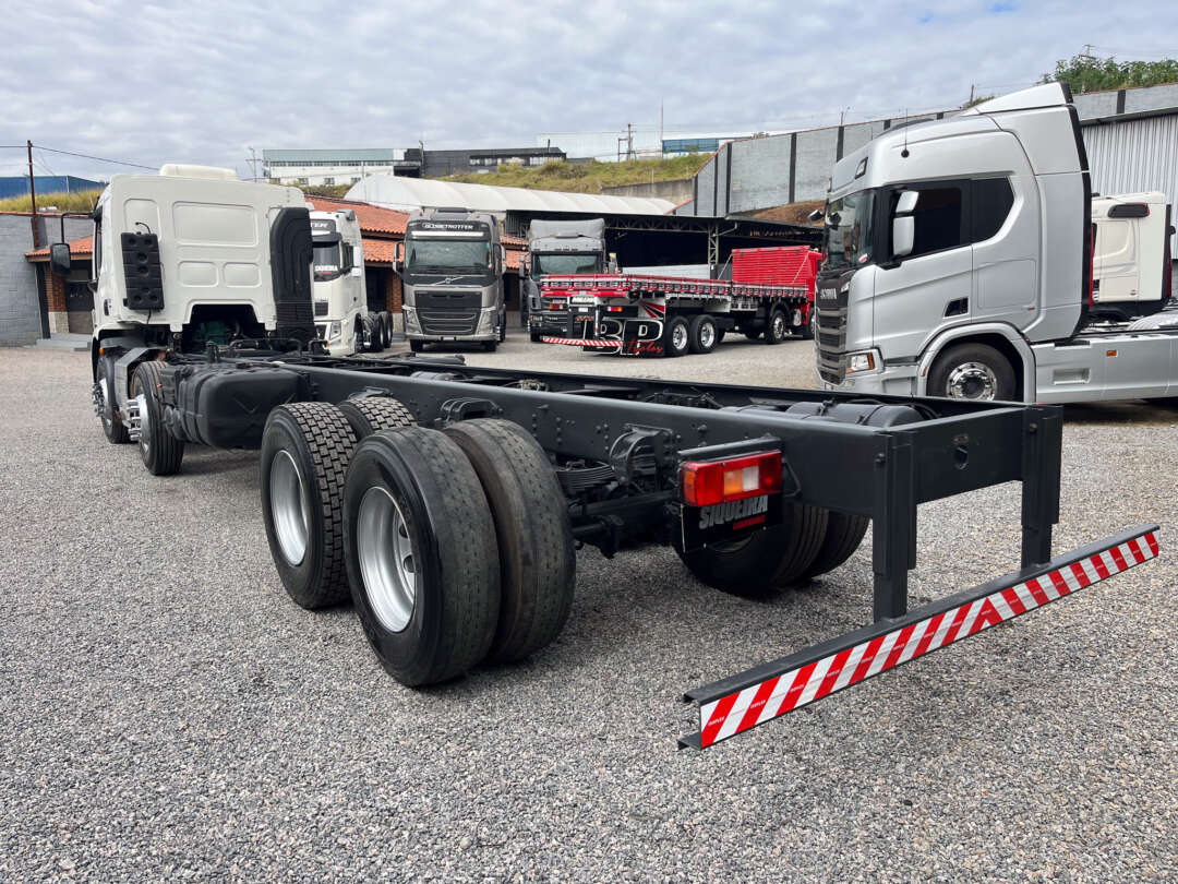 Caminhão VOLVO VM 330 Chassis ANO 2015 de Siqueira Caminhões em São Paulo