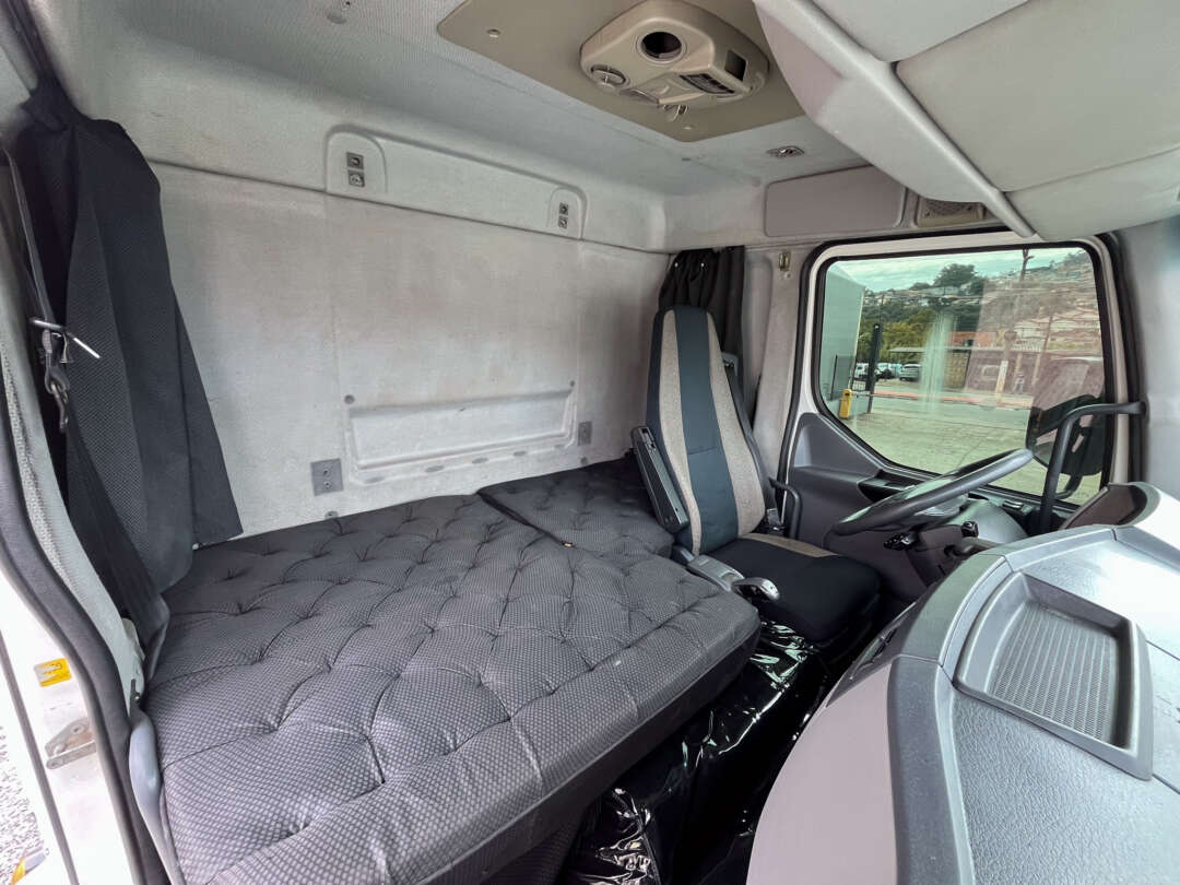 Caminhão VOLVO VM 330 Chassis ANO 2015 de Siqueira Caminhões em São Paulo