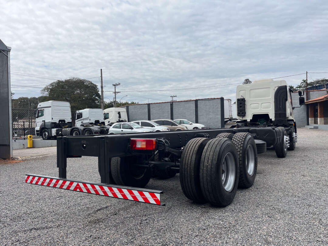 Caminhão VOLVO VM 330 Chassis ANO 2015 de Siqueira Caminhões em São Paulo