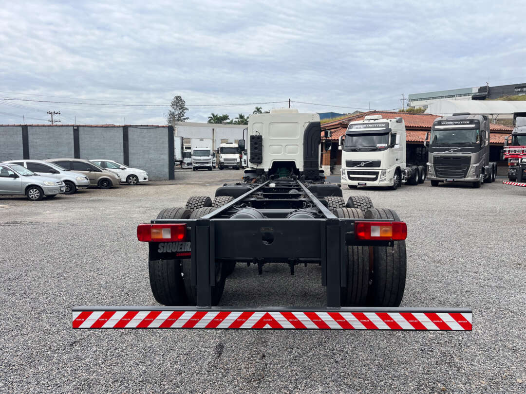 Caminhão VOLVO VM 330 Chassis ANO 2015 de Siqueira Caminhões em São Paulo
