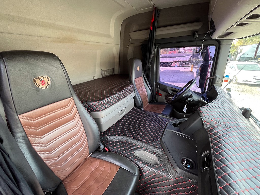 Caminhão SCANIA P360 Baú Furgão ANO 2024 de Siqueira Caminhões em São Paulo