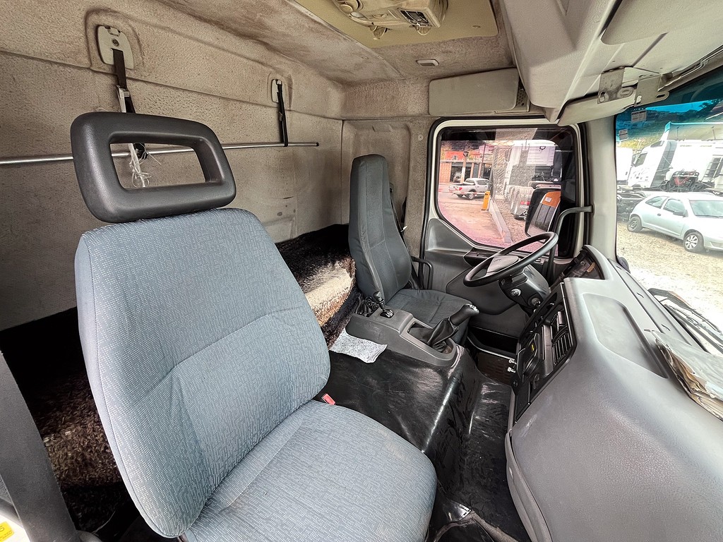 Caminhão VOLVO VM 260 Baú Furgão ANO 2010 de Siqueira Caminhões em São Paulo