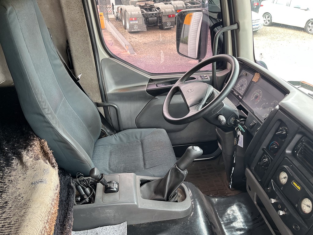 Caminhão VOLVO VM 260 Baú Furgão ANO 2010 de Siqueira Caminhões em São Paulo