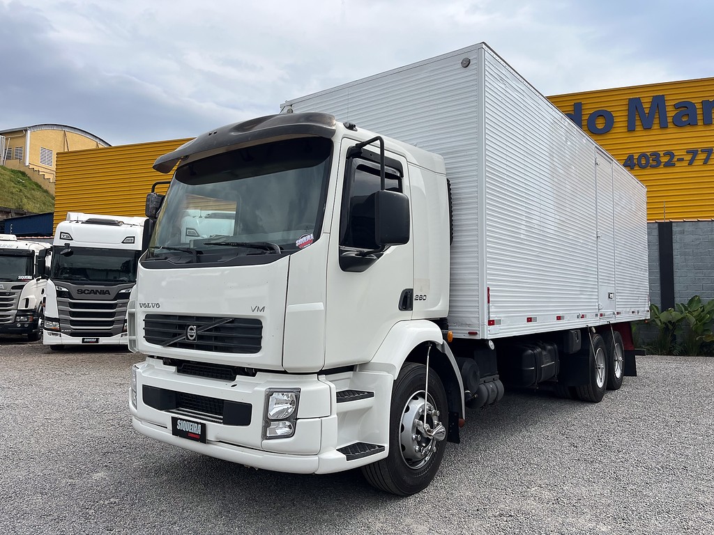 Caminhão VOLVO VM 260 Baú Furgão ANO 2010 de Siqueira Caminhões em São Paulo