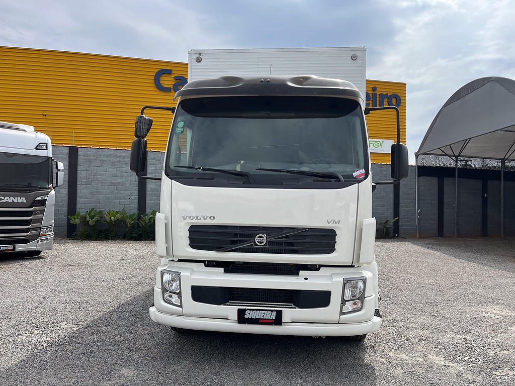 Caminhão VOLVO VM 260 Baú Furgão ANO 2010 de Siqueira Caminhões em São Paulo