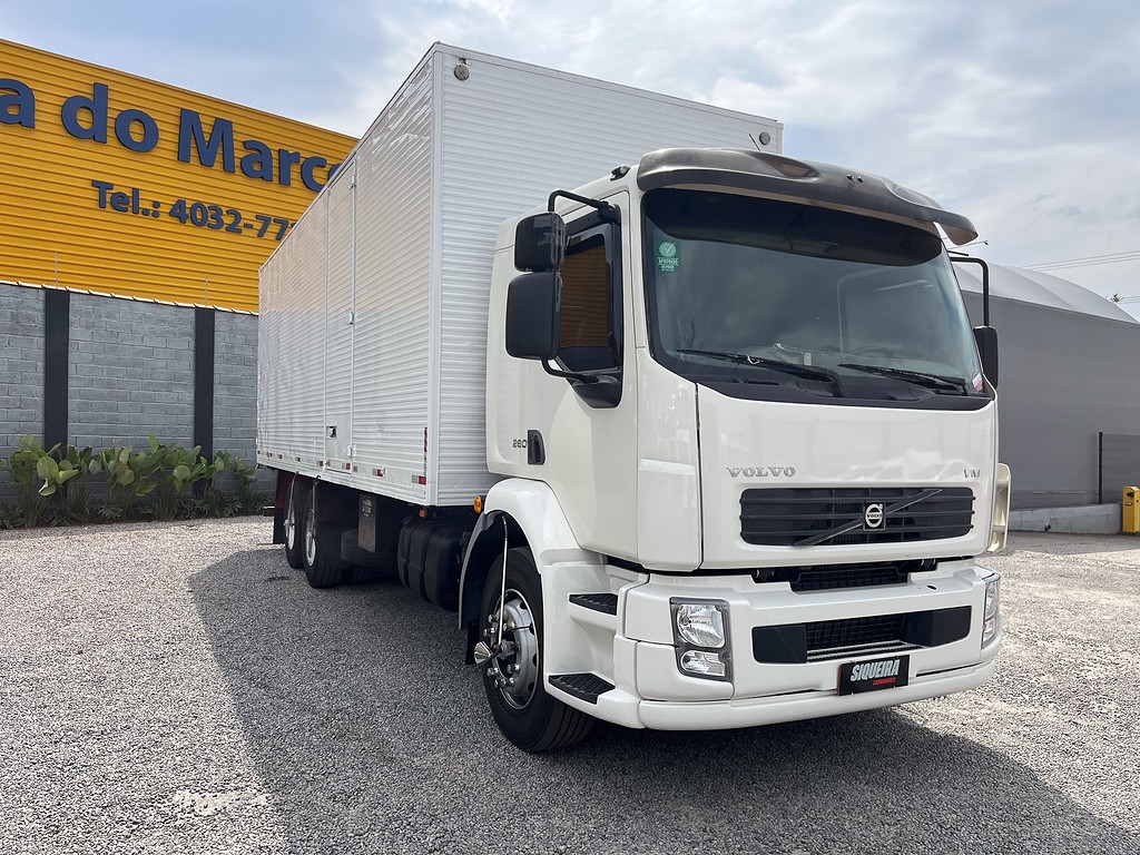 Caminhão VOLVO VM 260 Baú Furgão ANO 2010 de Siqueira Caminhões em São Paulo
