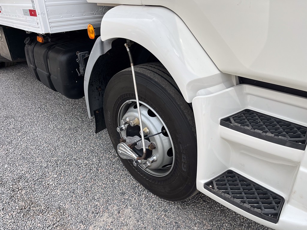 Caminhão VOLVO VM 260 Baú Furgão ANO 2010 de Siqueira Caminhões em São Paulo