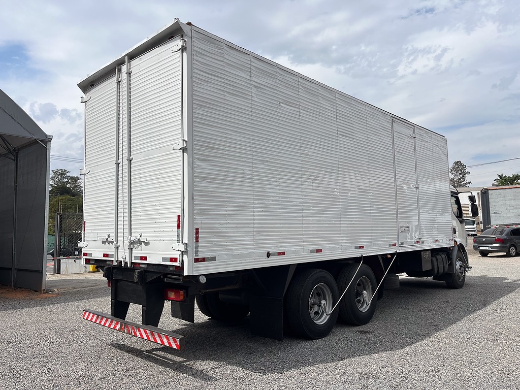 Caminhão VOLVO VM 260 Baú Furgão ANO 2010 de Siqueira Caminhões em São Paulo