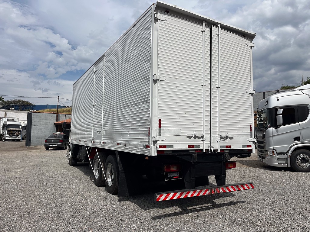 Caminhão VOLVO VM 260 Baú Furgão ANO 2010 de Siqueira Caminhões em São Paulo