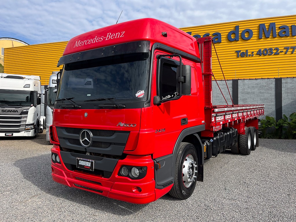 Caminhão MERCEDES BENZ MB 2426 Carroceria ANO 2020 de Siqueira Caminhões em São Paulo