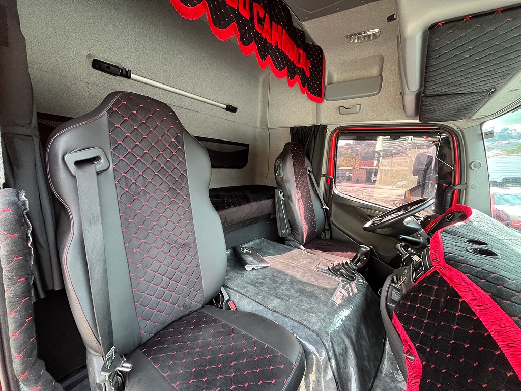 Caminhão MERCEDES BENZ MB 2426 Carroceria ANO 2020 de Siqueira Caminhões em São Paulo