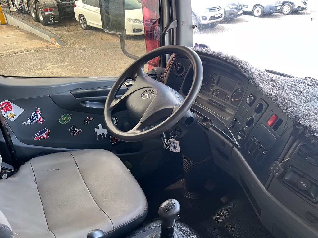 Caminhão MERCEDES BENZ MB 2425 Caçamba Basculante ANO 2009 de Siqueira Caminhões em São Paulo