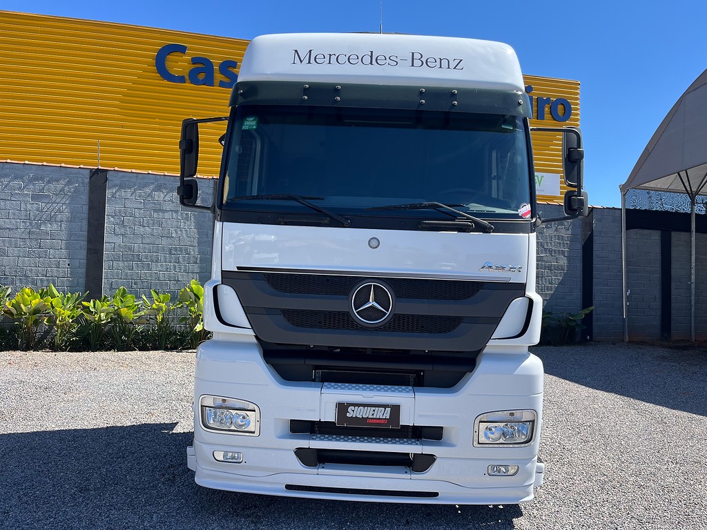 Caminhão MERCEDES BENZ MB 2041 Cavalo Mecânico ANO 2018 de Siqueira Caminhões em São Paulo