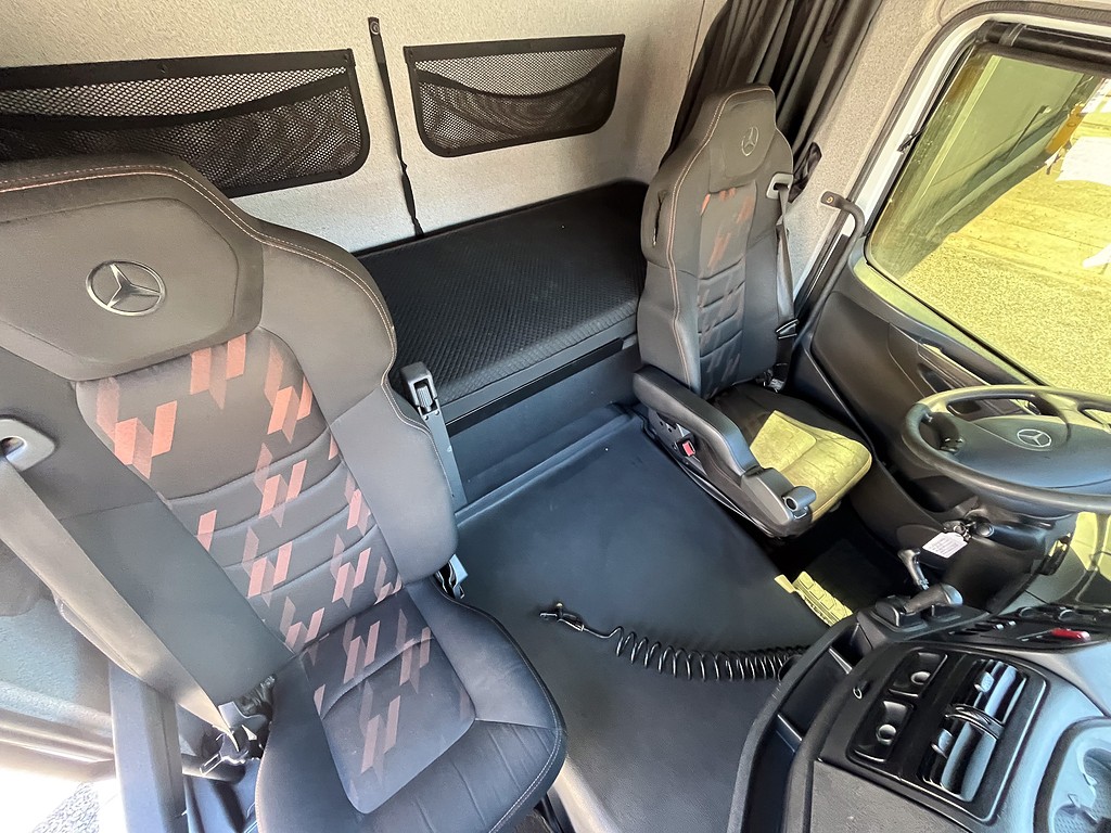 Caminhão MERCEDES BENZ MB 2041 Cavalo Mecânico ANO 2018 de Siqueira Caminhões em São Paulo