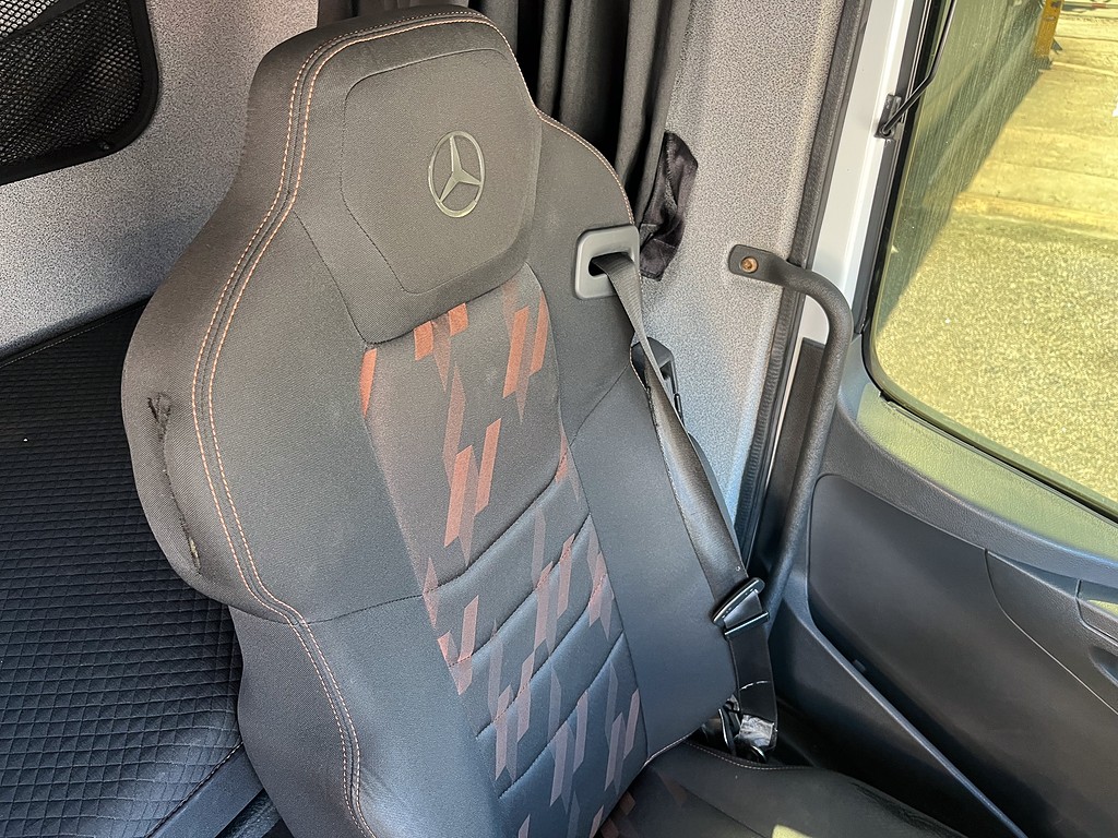 Caminhão MERCEDES BENZ MB 2041 Cavalo Mecânico ANO 2018 de Siqueira Caminhões em São Paulo