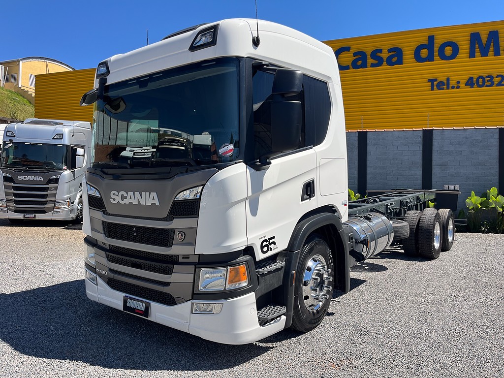 Caminhão SCANIA P360 Chassis ANO 2022 de Siqueira Caminhões em São Paulo