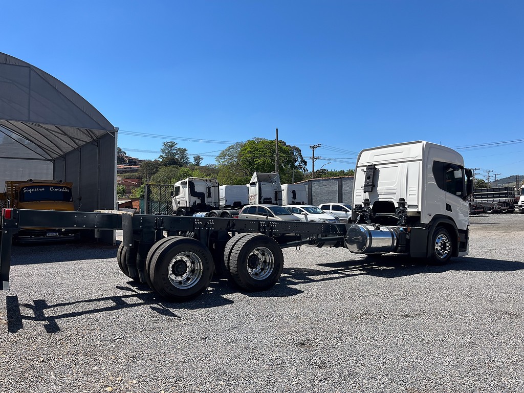 Caminhão SCANIA P360 Chassis ANO 2022 de Siqueira Caminhões em São Paulo